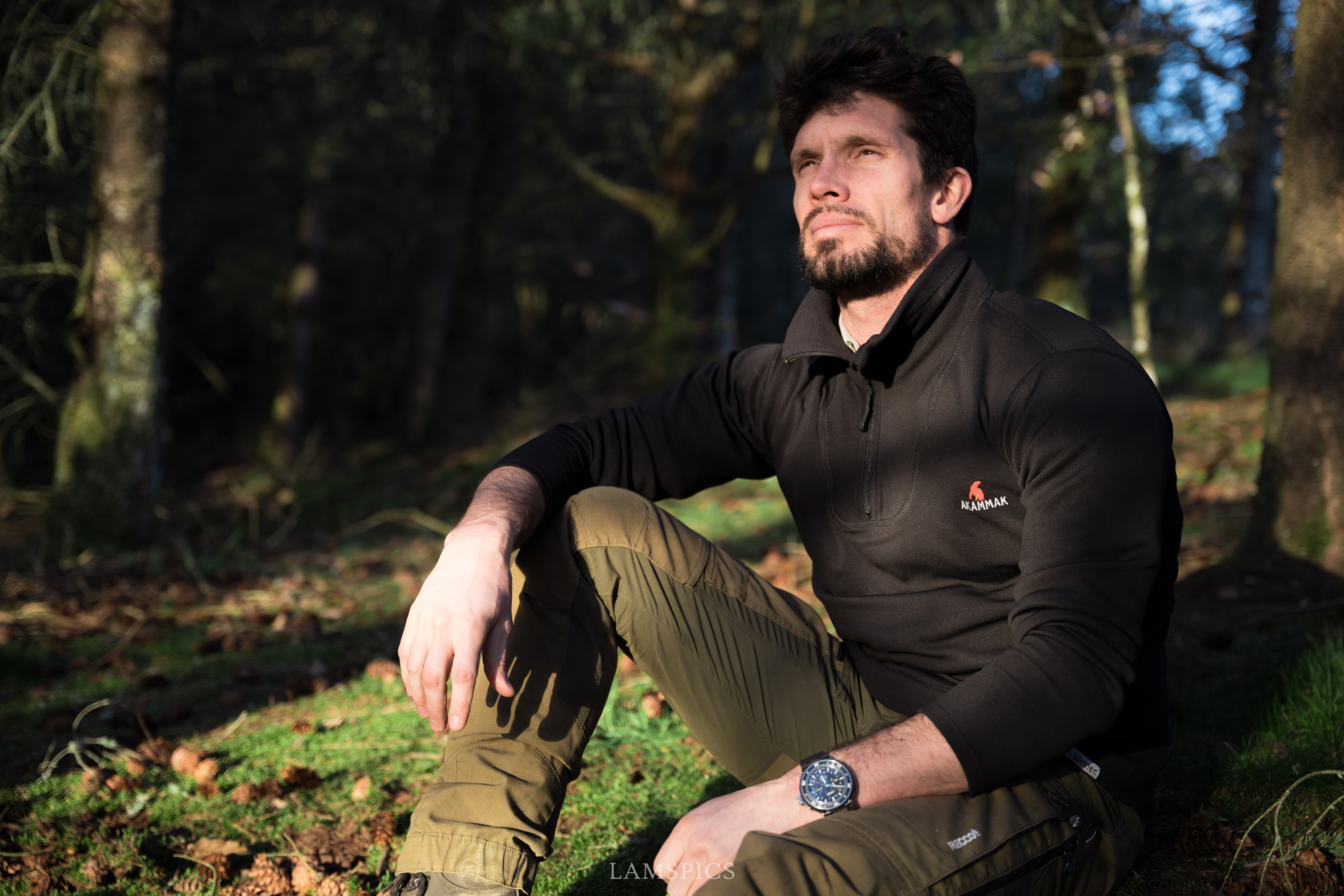 Rémi assis par terre en bivouac